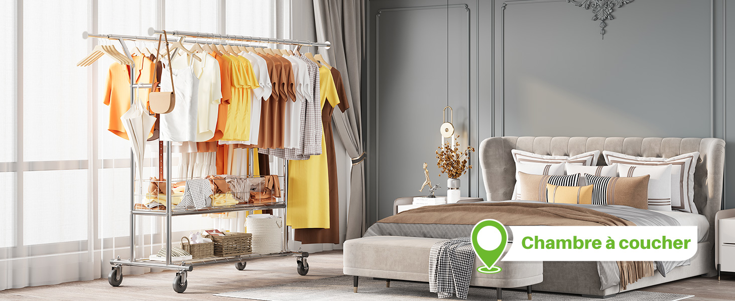 Le texte indique « Chambre à coucher ». Intérieur de la chambre avec porte-vêtements affichant des vêtements colorés et lit avec draps blancs.