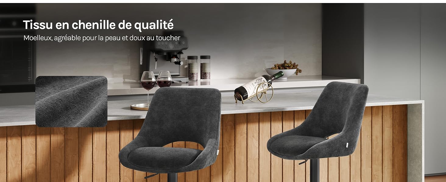 Le texte indique « Tissu en chenille de qualité ». Intérieur de salon moderne avec chaises rembourrées noires, comptoir en bois, éclairage d'ambiance et décoration minimaliste.