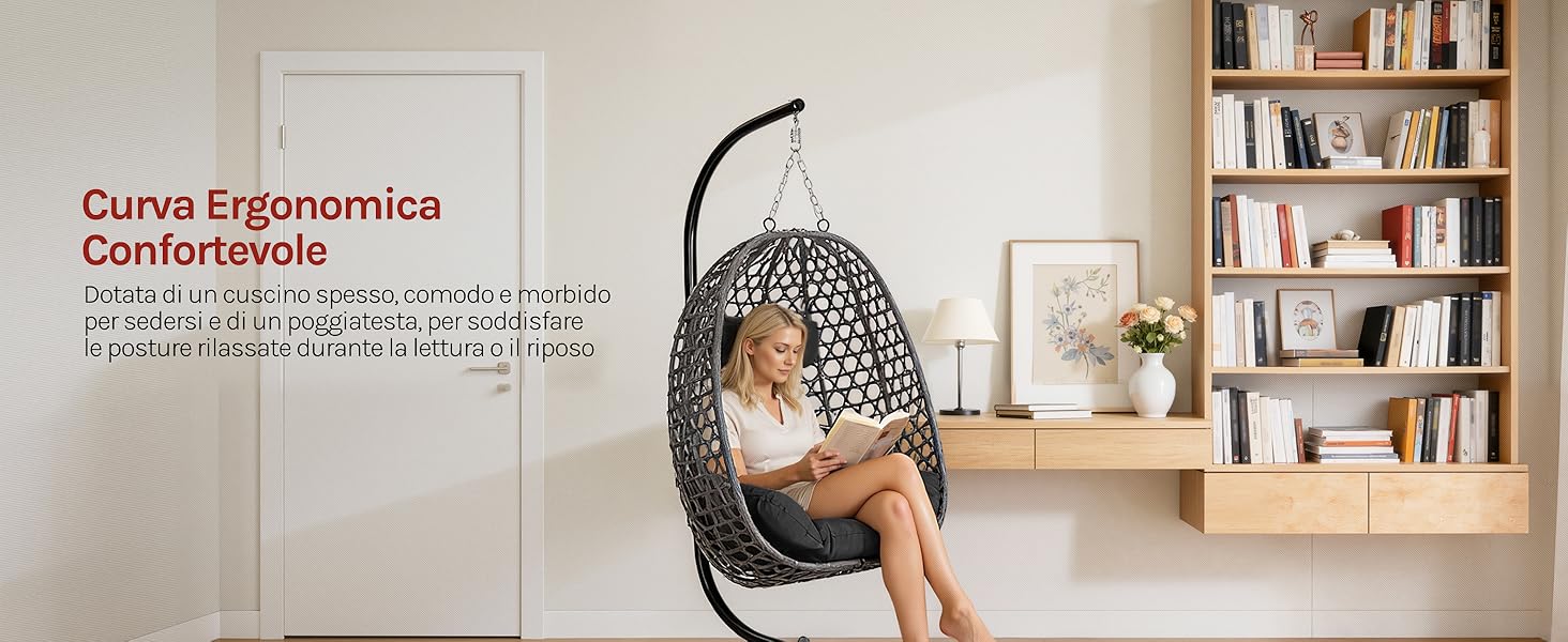 Il testo recita «Curva Ergonomica, Comfortevole». Serie di immagini promozionali che mostrano una sedia a uovo sospesa in bianco contro un interno di casa con scaffali per libri. Presenta un design ergonomico curvo e un'ammortizzazione confortevole.