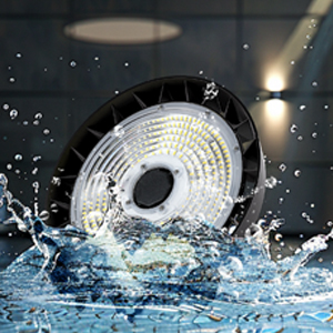Rundes elektronisches Gerät mit weißer Oberfläche, das ins Wasser spritzt und Tröpfchen und Wellen um das Wasser herum erzeugt