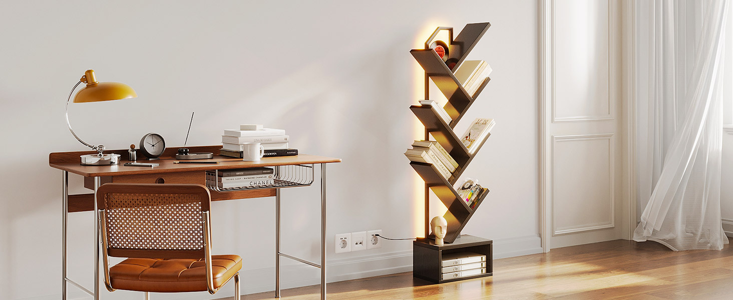 Série de photos de produits montrant un organiseur de bureau moderne en bois et en verre dans différentes configurations, avec des compartiments pour le rangement et le chargement de l'appareil grâce à des prises de courant intégrées.