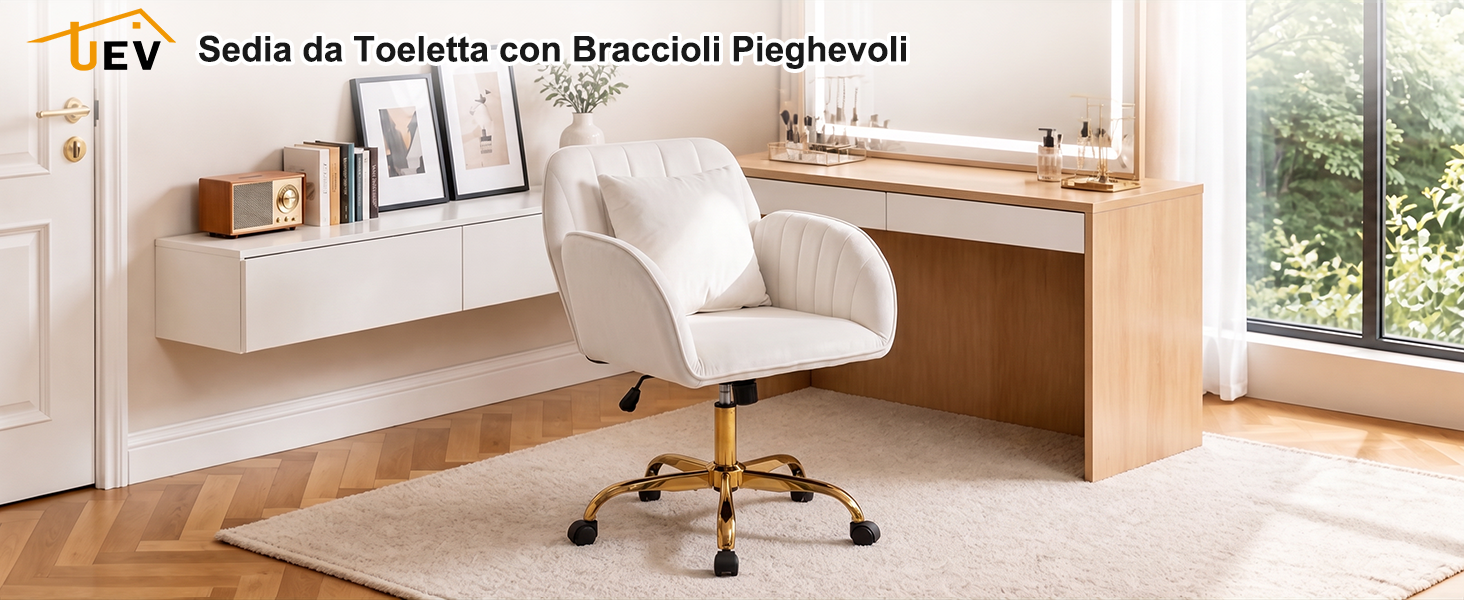 Il testo recita «Sedia da Toiletta con Braccioli Pieghevoli». Sedia imbottita bianca da appendere alla scrivania in legno con gambe in metallo dorato, posizionata in un luminoso e moderno ufficio domestico.