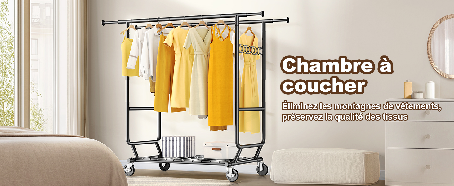 Le texte indique « Chambre à coucher ». Vue intérieure d'une pièce lumineuse avec un porte-vêtements accroché au mur, affichant des vêtements jaunes près des fenêtres.