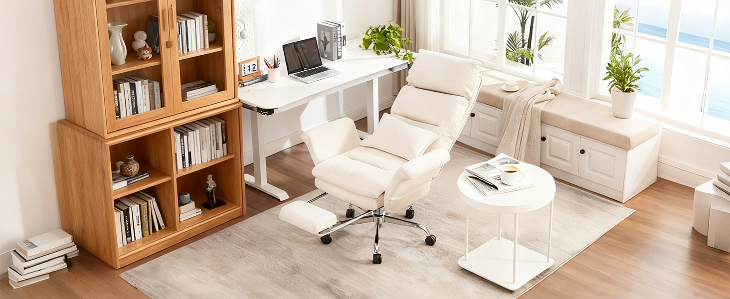 Moderno spazio per l'home office con scrivania bianca, scaffale in legno pieno di libri e sedia da ufficio ergonomica in una stanza luminosa e illuminata naturalmente.