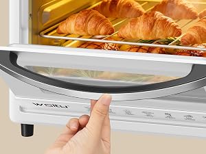 Immagini ravvicinate di prodotti da forno dorati sembrano croissant o pasticcini, mostrati in diverse fasi di preparazione o presentazione.
