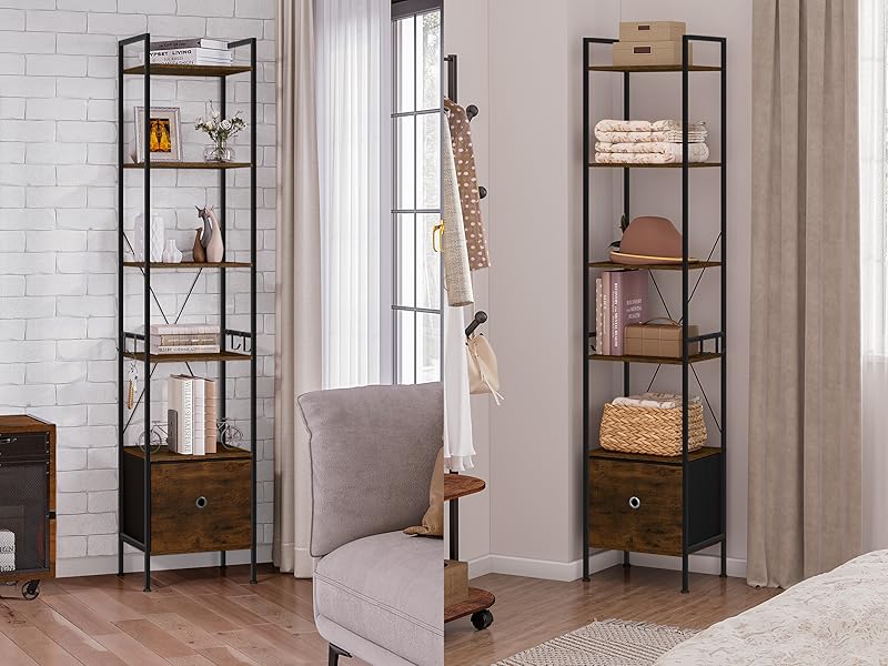 Due librerie alte abbinate con struttura in metallo nero con ripiani in legno, che espongono vari oggetti decorativi e contenitori in un soggiorno