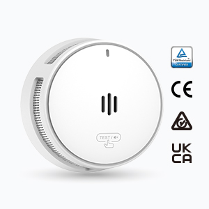 Détecteur de fumée circulaire blanc avec bouton central et voyant lumineux. Affiche les symboles de certification CE et UKCA. Design compact pour montage au plafond ou au mur.