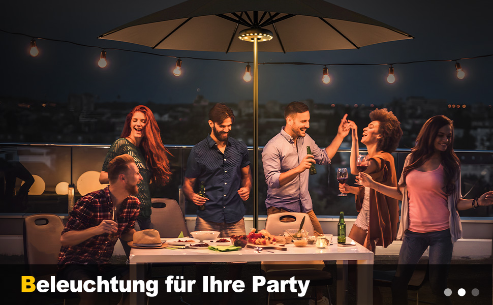Scène de fête nocturne sur la terrasse extérieure avec des guirlandes lumineuses suspendues et un grand parasol avec éclairage LED, créant un éclairage d'ambiance pour les rassemblements.