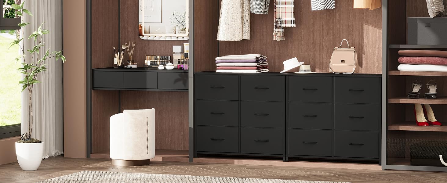 Système d'organisation de placard moderne avec des tiroirs noirs, des étagères ouvertes et des tringles de suspension. Toile de fond lambrissée avec des objets de décoration et des vêtements visibles