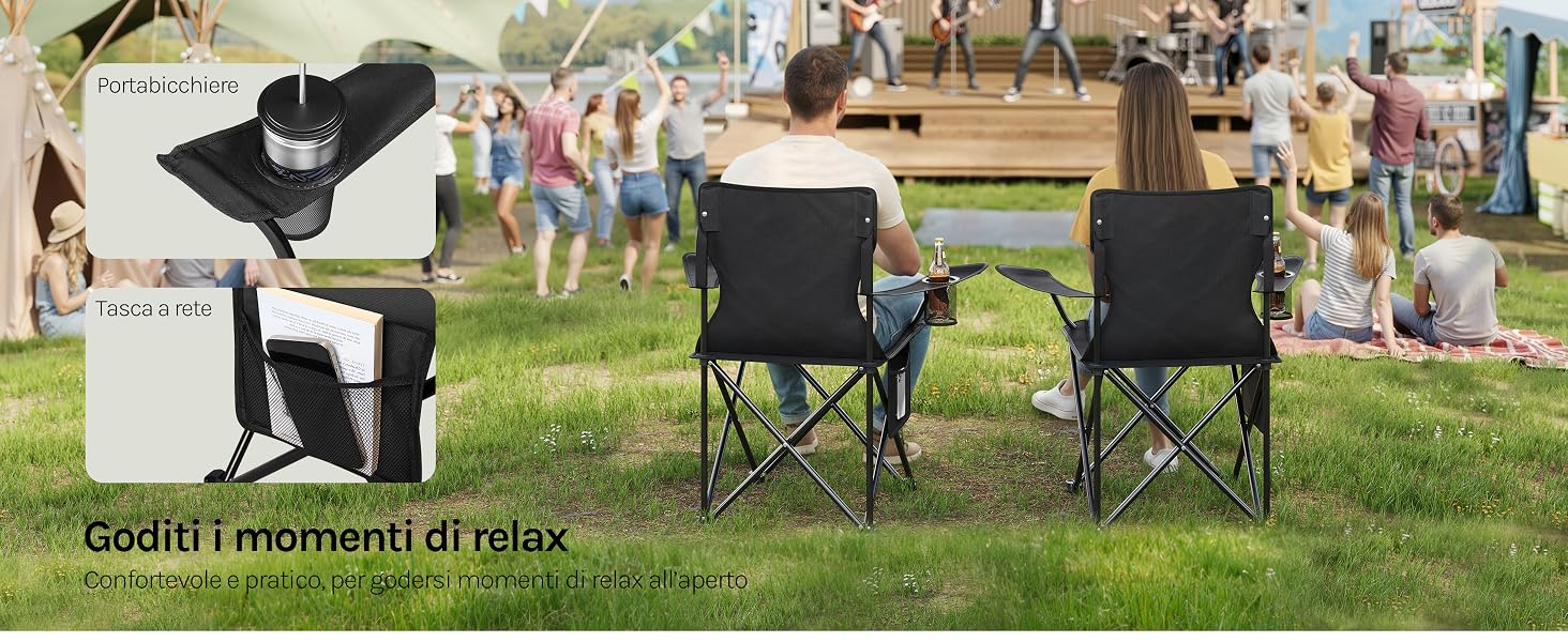 Serie de escenas al aire libre que muestran sillas de camping negras que se utilizan en varios entornos cubiertos de hierba durante reuniones al aire libre.