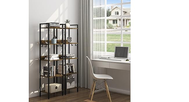 Configurazione da scrivania angolare con laptop, sedia e scaffale alto. Lo scaffale ha più livelli per riporre ed esporre