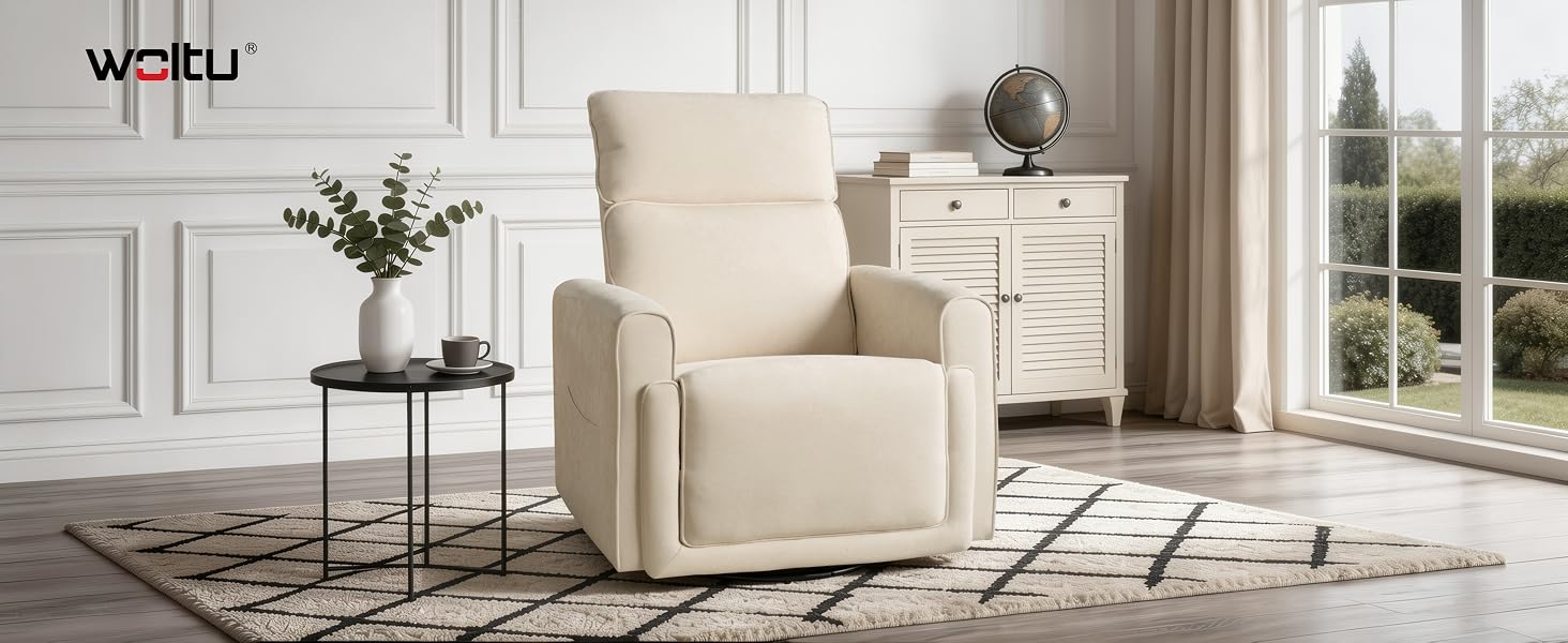El texto dice «woitu». Sillón tapizado en color crema con brazos enrollados ubicado en una luminosa sala de estar. Mesa auxiliar blanca con planta en maceta visible al lado de la silla cerca de las ventanas con una alfombra con motivos geométricos en la parte inferior.