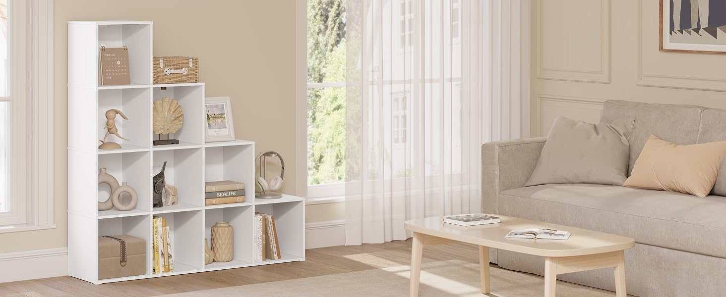 Mobile contenitore a cubo bianco con più scomparti quadrati, collocato in un salotto accanto a un divano e un tavolino beige