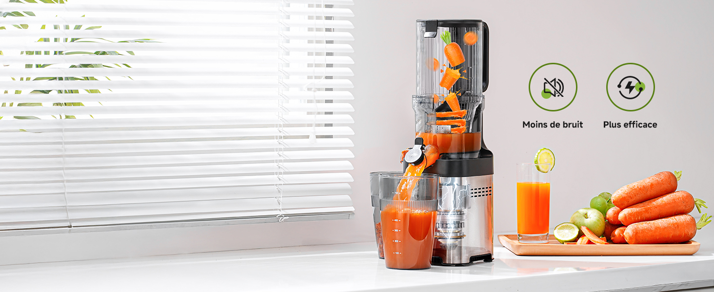 avec récipient transparent mélangeant du liquide orange. À côté, vous trouverez des fruits frais, des légumes et un verre de jus d'orange sur une planche à découper en bois.