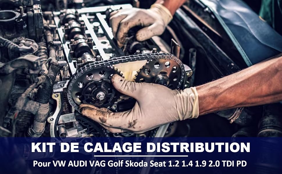 Des mains portant des gants travaillent sur le moteur d'une voiture et tiennent un composant circulaire. Le texte indique qu'il s'agit d'un kit de courroie de distribution pour des modèles de voitures spécifiques.