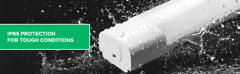 Der Text lautet „IP65-SCHUTZ“. Vorführung von Spritzwasser an einem elektronischen Gerät, bei dem die Wasserdichtigkeit nachgewiesen wird.