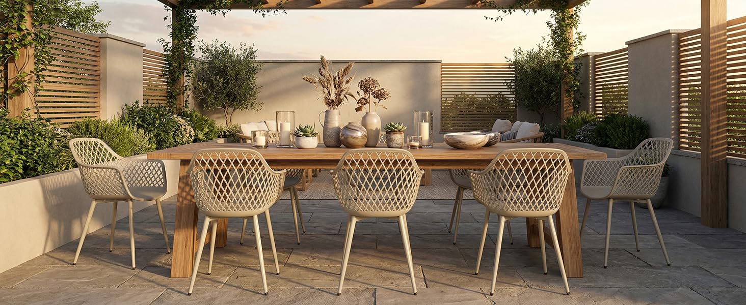 Terrasse extérieure avec chaises modernes en maille disposées autour de tables, avec des éléments en bois naturel et des écrans d'intimité en arrière-plan.