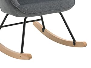 Mecedora moderna con asiento tapizado en gris, estructura de metal negro y balancines de madera, que se muestra desde un