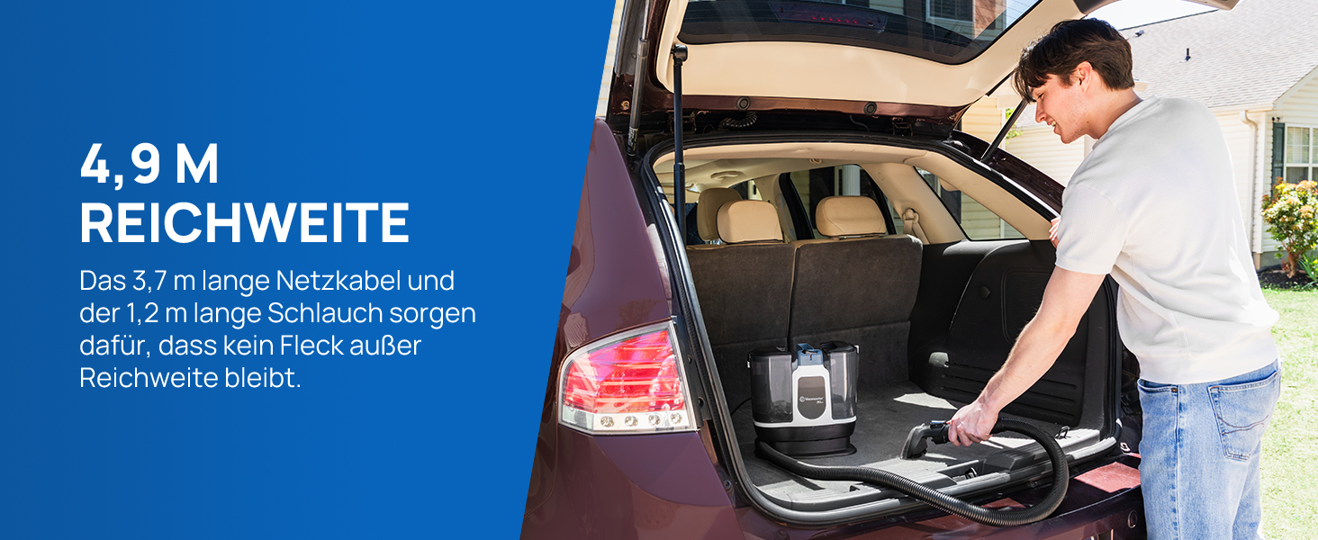 Der Text lautet '4.9 M REICHWEITE' mit einem Untertitel zur Aufbewahrungslösung. Mann lädt den organisierten schwarzen Aufbewahrungsbehälter in den Kofferraum des Fahrzeugs mit mehreren Fächern und Taschen.
