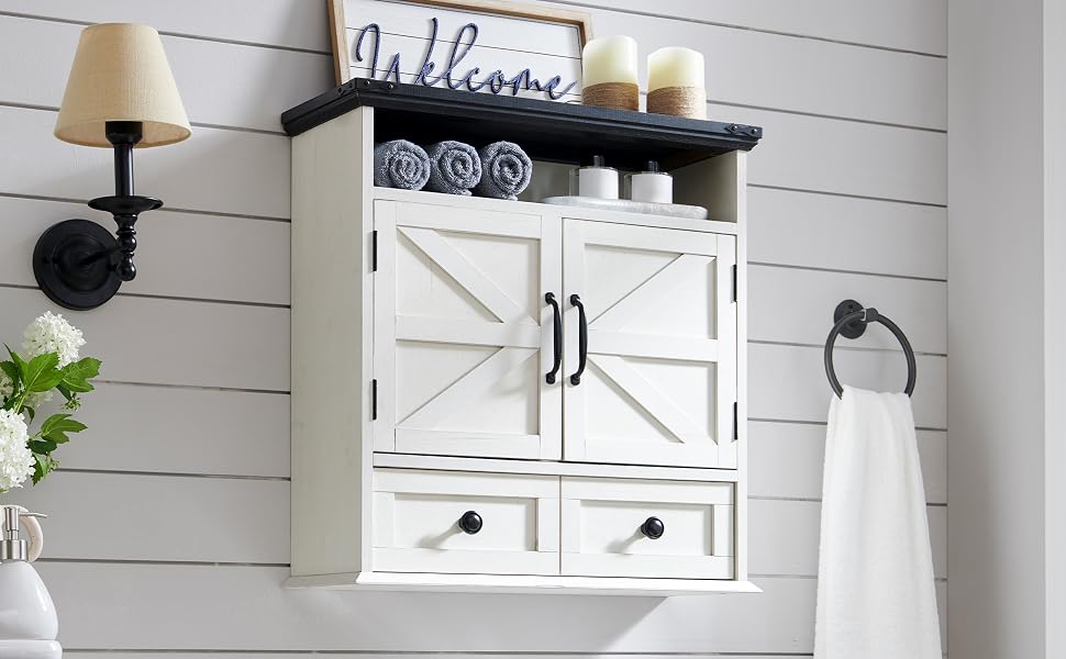 Il testo dice «Immagine 6". Spazio interno verniciato di bianco con scaffali a parete ed elementi decorativi appoggiati alle pareti rivestite.