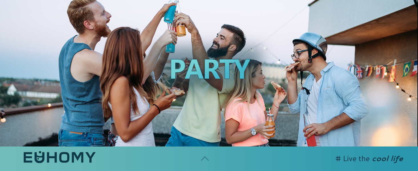 Eine Gruppe von Leuten, die eine Party feiern