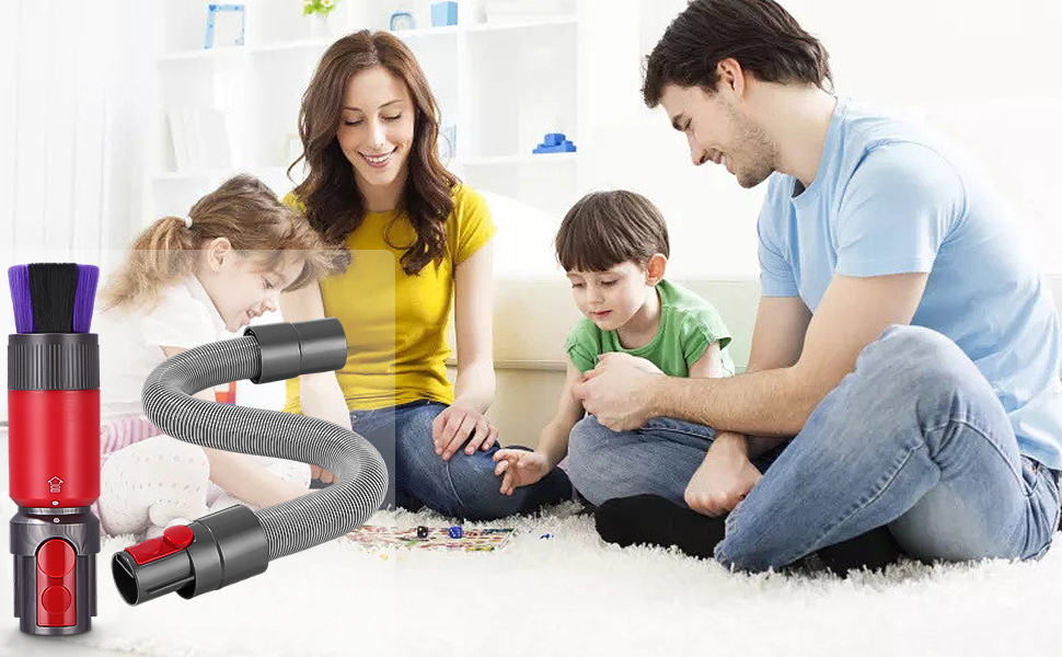 avec tuyau flexible, présenté parallèlement à une démonstration du produit sur un tapis recouvert de débris éparpillés.