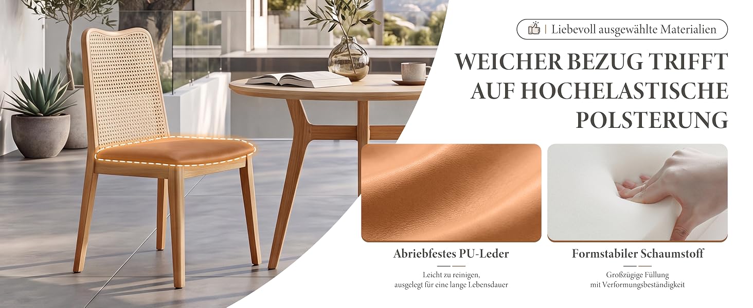 Der Text lautet „WÄHLERISCHES AUF HÖCHSTASTISCHE POLSTERUNG“. Möbelausstellung mit Holzstuhl mit geflochtenem Sitz, rundem Beistelltisch, bepflanztem Schreibtisch und zwei gepolsterten Ottomanen/Hockern in neutralen Farbtönen.