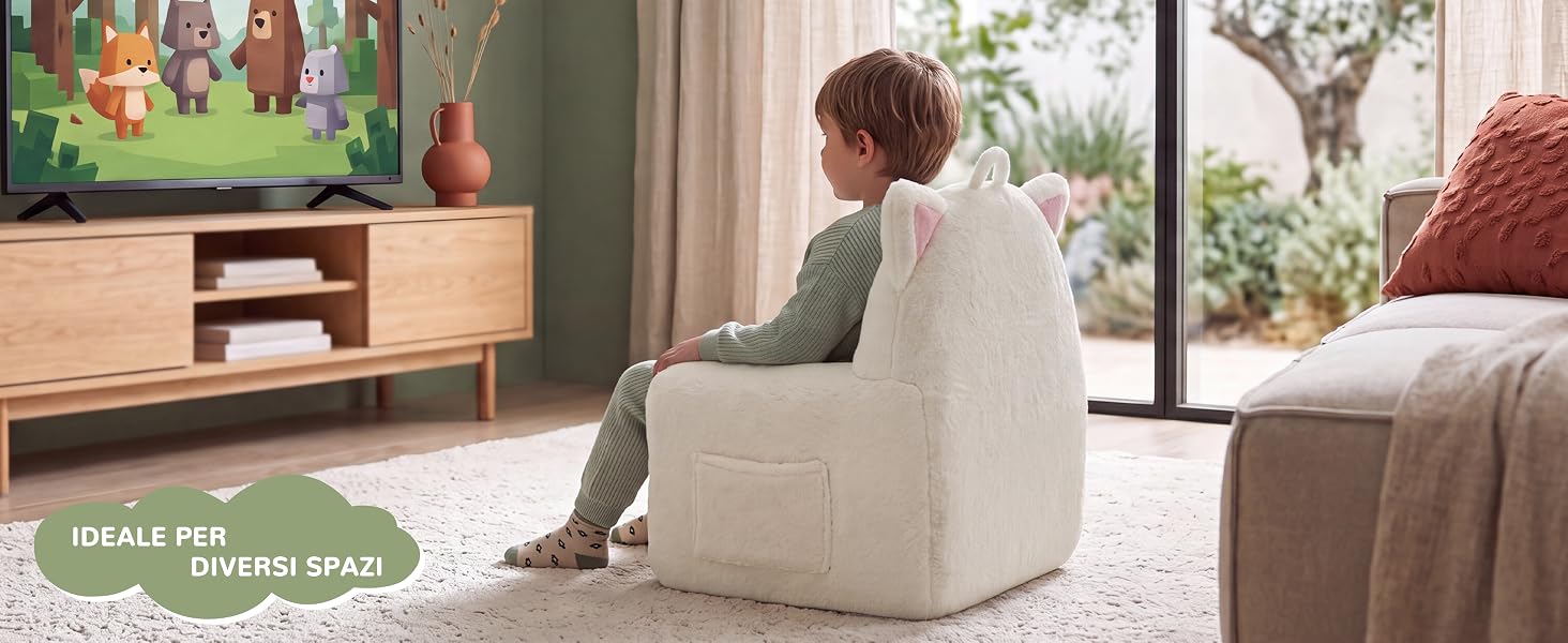 Il testo recita «RESALE PER DIMENSIONAL SPACE». Persona seduta su una poltrona a sacco color beige/crema in un soggiorno moderno con TV, finestra e divano visibili sullo sfondo.