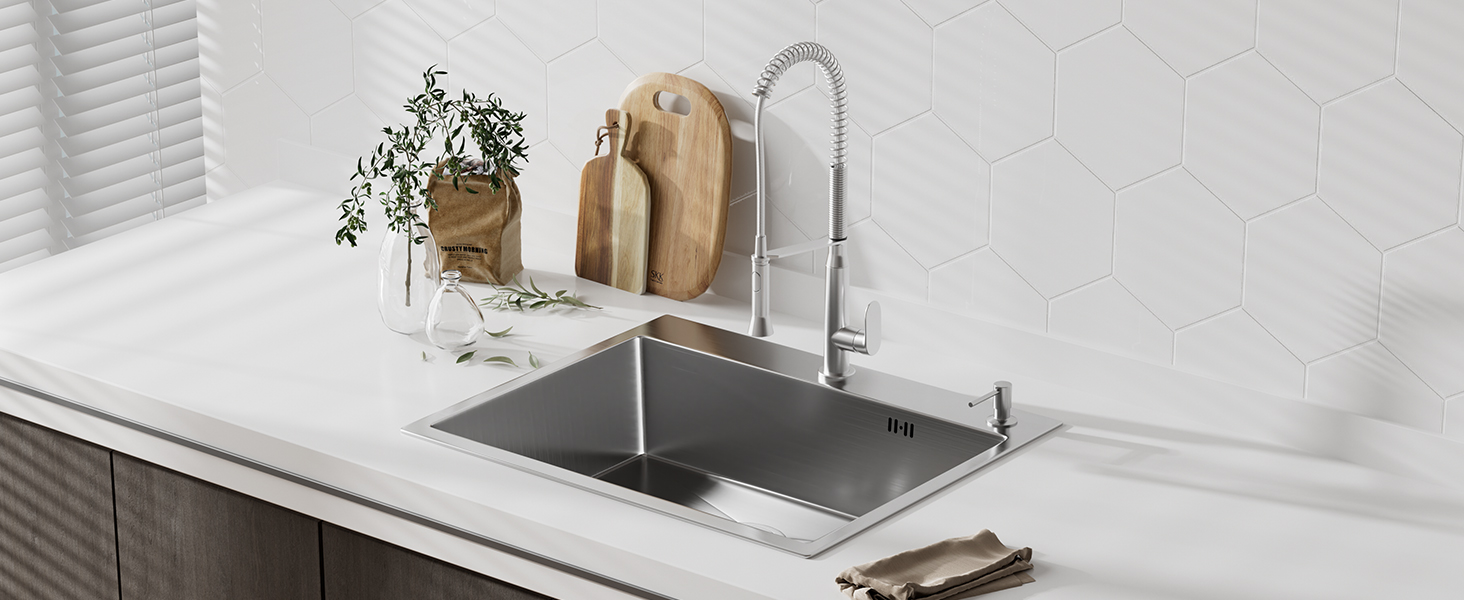 Intérieur de cuisine moderne avec armoires blanches, plans de travail et appareils électroménagers. Angles multiples affichant un design épuré et minimaliste avec des solutions de rangement intégrées.