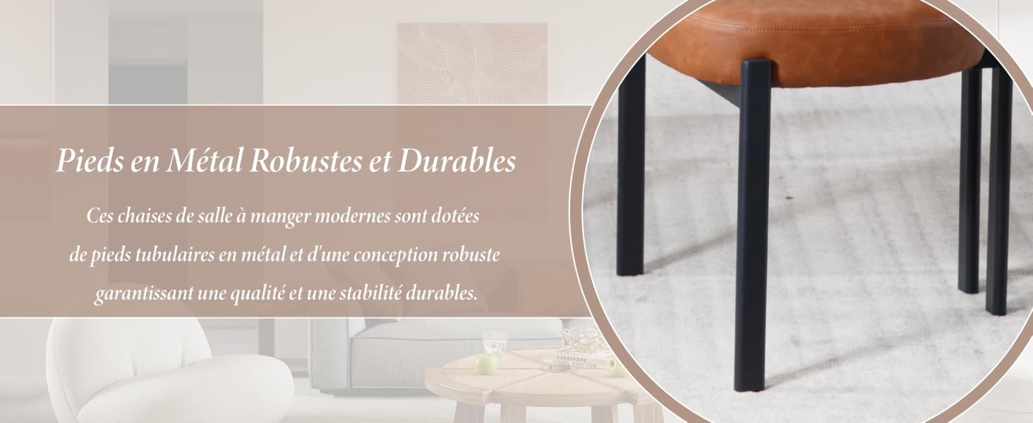 Gros plan des pieds de chaise en métal noir sur fond clair. Les pieds sont fins et semblent robustes, ce qui témoigne d'un design moderne et minimaliste pour les meubles de salle à manger