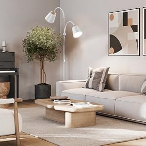 ein Wohnzimmer mit einem Sofa, einem Couchtisch und einem Klavier.