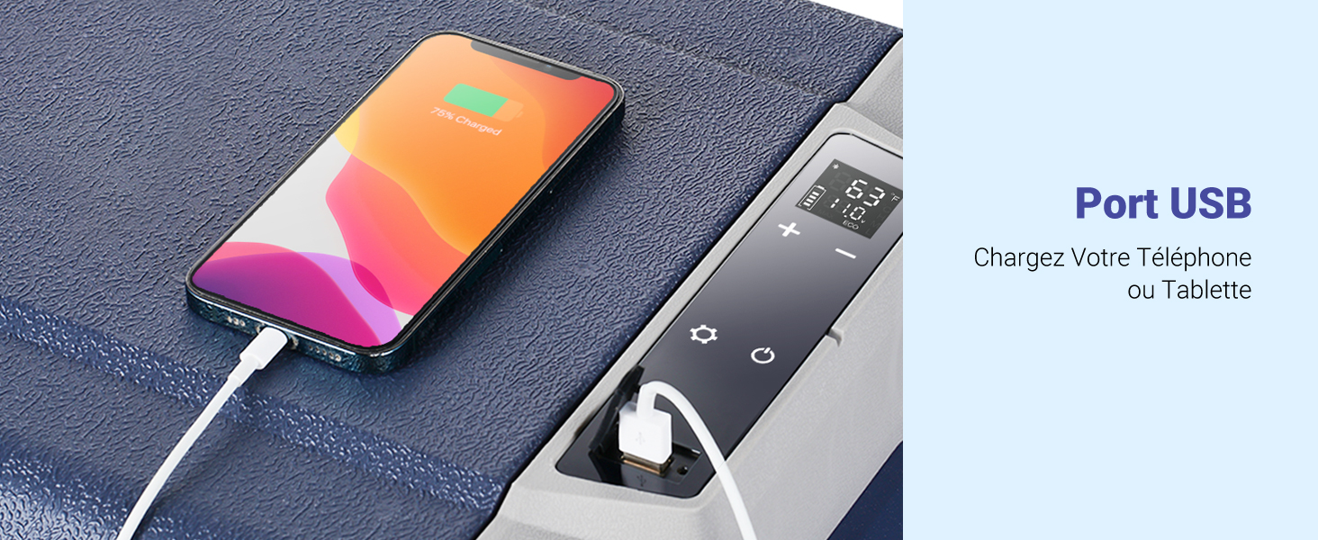 Recharge un smartphone via un port USB dans une console de voiture. Affiche l'écran du téléphone en dégradé orange-rose connecté à un port de chargement USB intégré