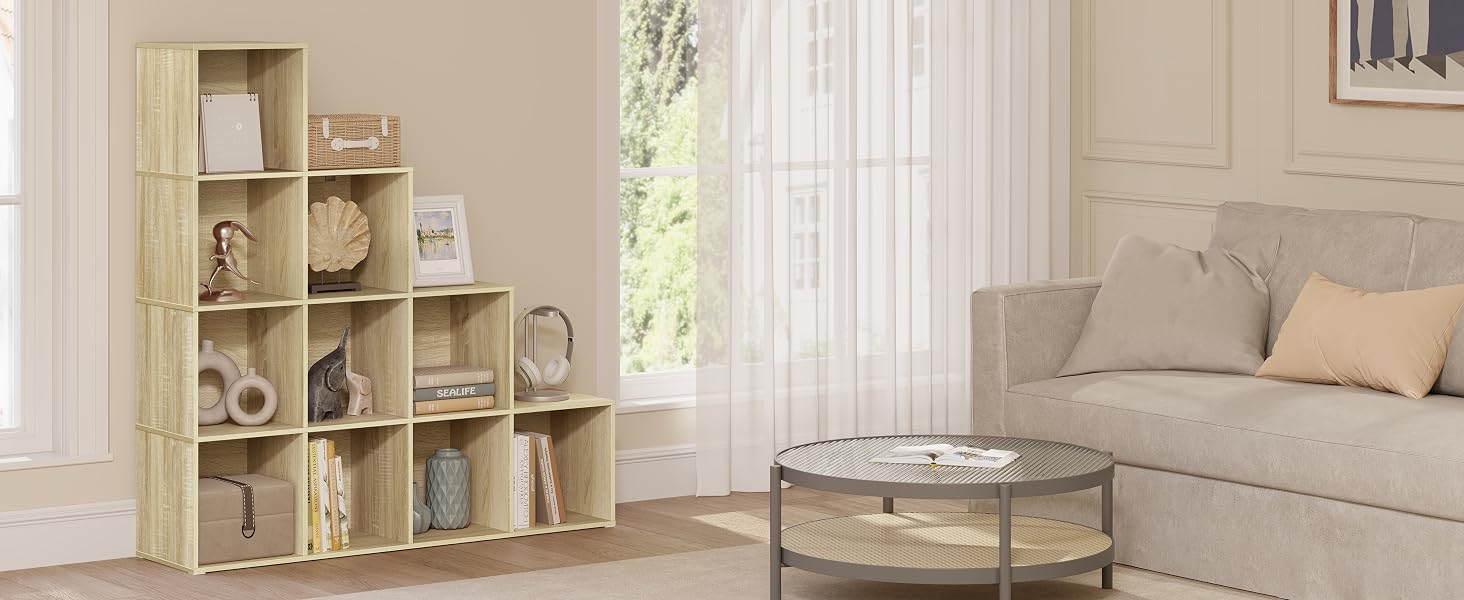 Soggiorno con divano beige, mensola a cubo in legno e tavolino rotondo in metallo.