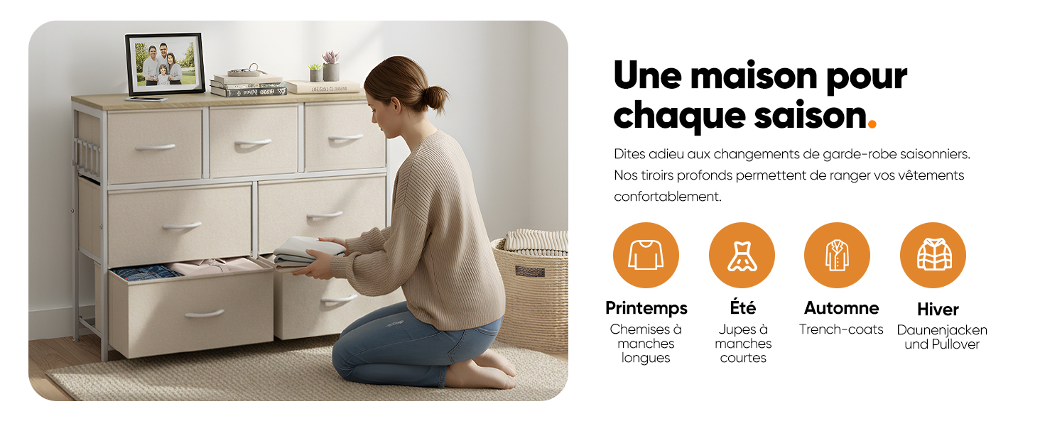 Le texte se lit comme suit : « Une maison pour chaque saison ». Aménagement intérieur montrant l'espace du salon avec des agencements de meubles et des indicateurs numériques pour différentes caractéristiques.