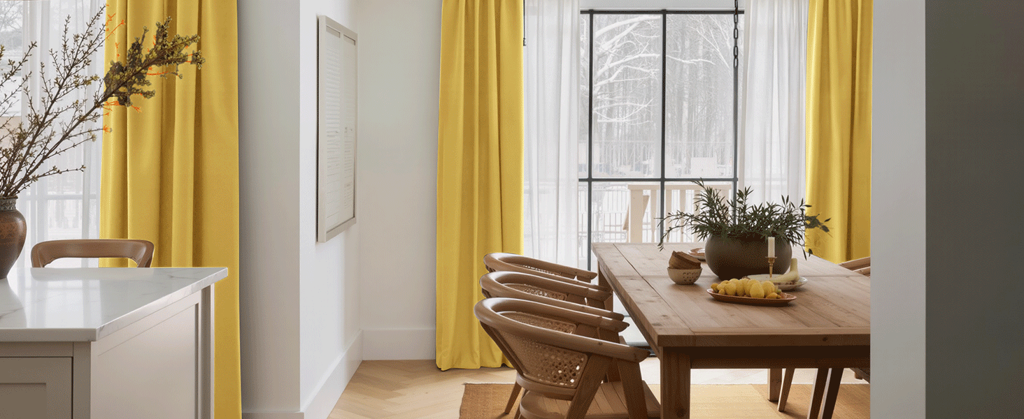 Aménagement intérieur de la pièce montrant une salle à manger avec une table en bois. des chaises et une fenêtre avec rideaux.