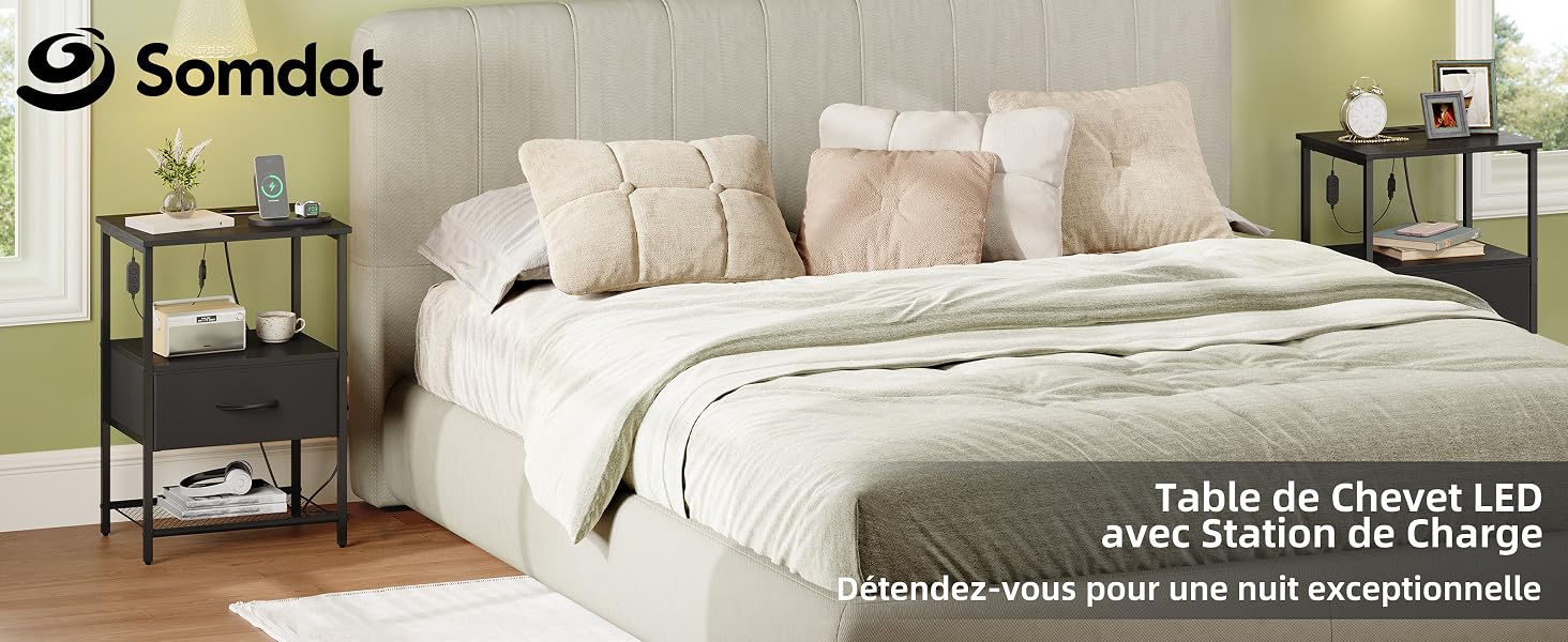 Le texte indique « Somdat » et « avec Station de Charge ». Cadre de chambre moderne avec literie blanche et tables de chevet, mettant en valeur la configuration d'un lit et d'une borne de recharge.