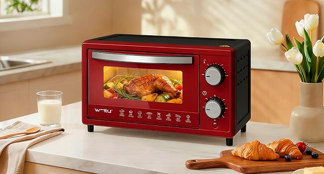 Forno tostapane rosso esposto sul bancone bianco della cucina, raffigurato con prodotti da forno. Diverse immagini del prodotto dimostrano le dimensioni e la funzionalità dell'elettrodomestico.