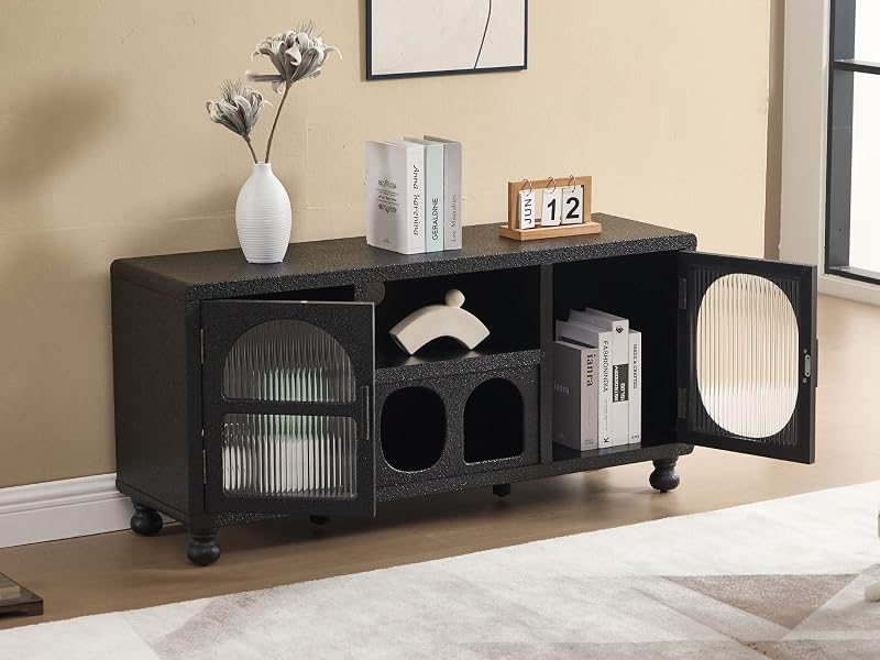 Le texte se lit comme suit : « Image 7 ». Console de divertissement en bois noir avec compartiments ouverts, décorée avec un vase décoratif et des accessoires.