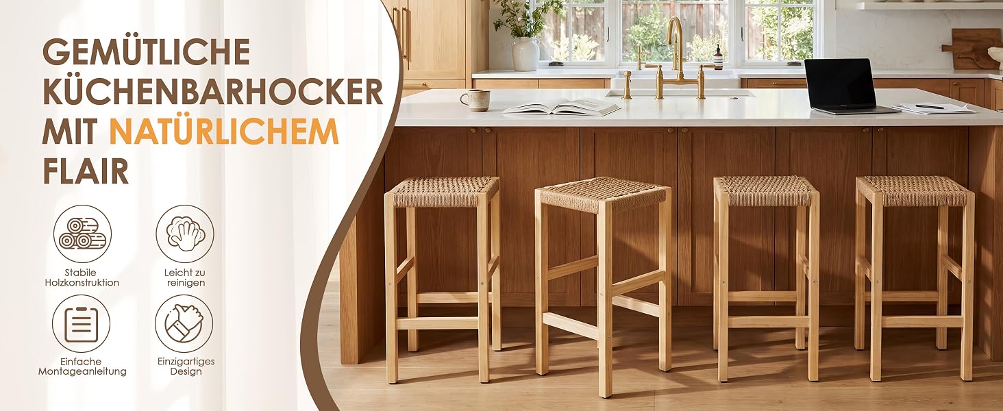 Der Text lautet „GEMÜTLICHE KÜCHENBARHOCKER MIT NATÜRLICHEM FLAIR“. Modernes Kücheninterieur mit Barhockern aus Holz an einer Theke.