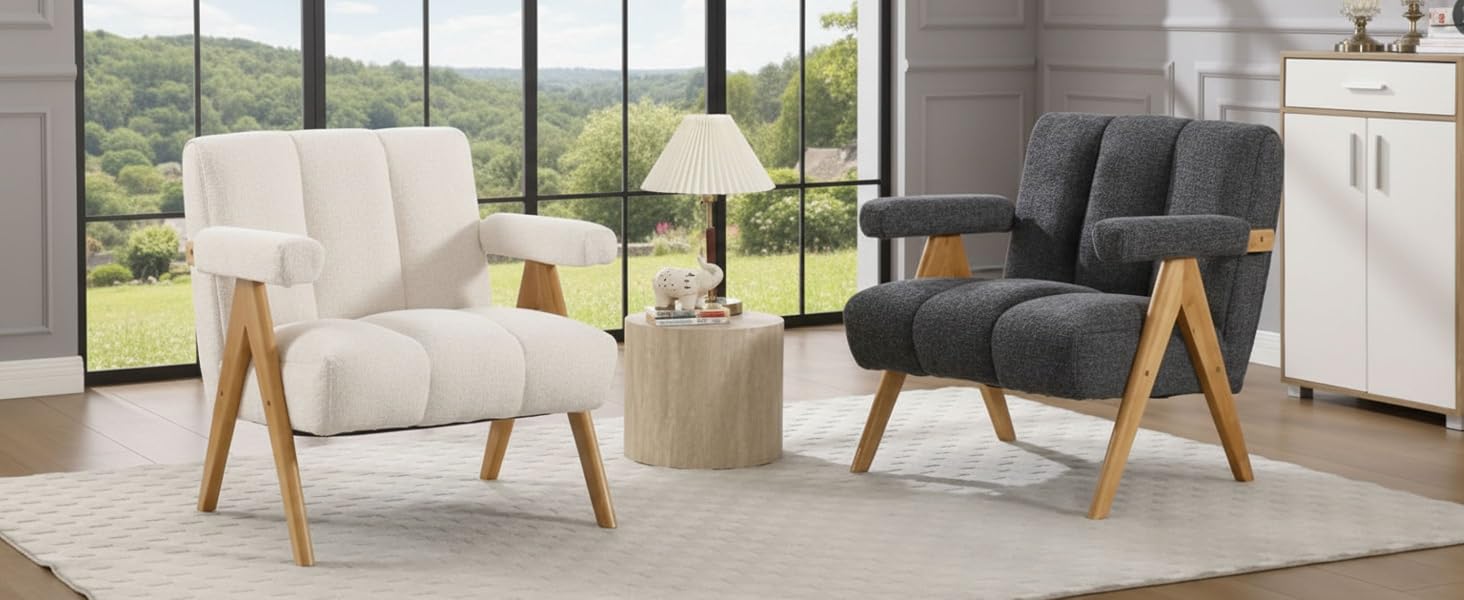Fauteuils et canapés blancs modernes avec pieds en bois exposés dans un salon lumineux avec de grandes fenêtres donnant sur un paysage naturel.