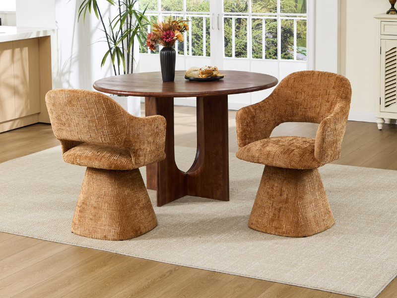 Serie di sedie imbottite marrone chiaro/beige mostrate da diverse angolazioni su pavimenti in legno massello, caratterizzate da un design organico curvo.