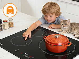 Enfant aux cheveux bouclés jouant avec des blocs de jouets sur une table de cuisson à induction noire avec marmite rouge. Icône de cadenas orange dans le coin supérieur gauche.