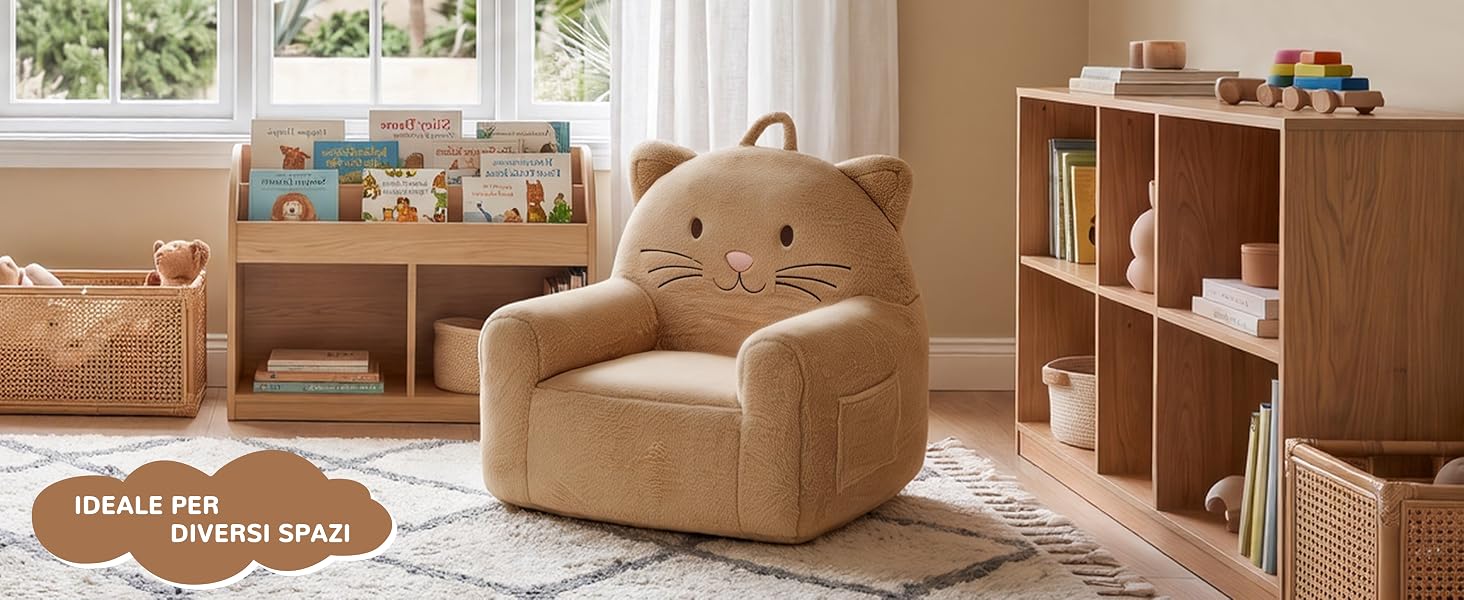 Il testo recita «IDEALE PER DIVERSI SPAZI». Poltrona a forma di gatto marrone/beige in soggiorno con scaffali in legno, cestini portaoggetti e tappeto bianco su pavimento in legno chiaro.
