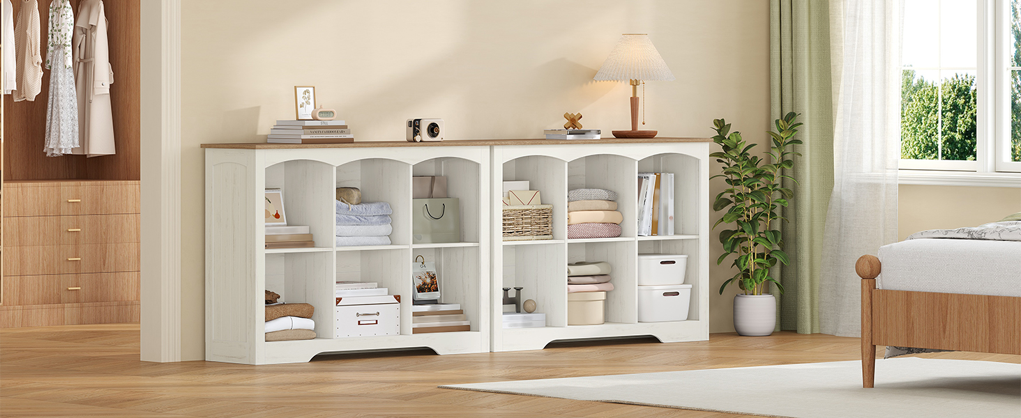 Armoire de rangement en bois blanc avec quatre compartiments ouverts disposés en grille 2x2, chacun avec des étagères blanches. Design moderne présenté dans le salon lumineux avec parquet en bois clair et lumière naturelle du soleil.