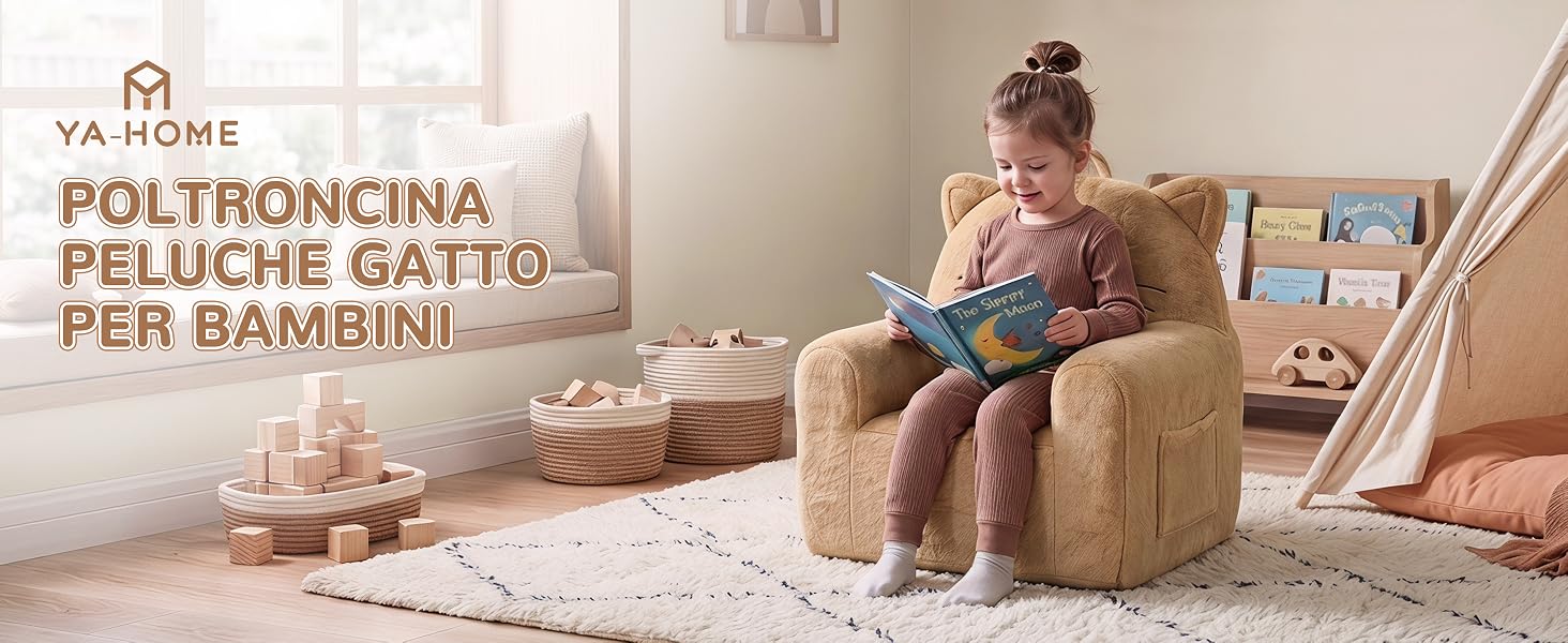 Il testo recita «YA-HOME», «POLTRONCINA», «PELUCHE GATTO-» e «PER BAMBINI». Bambino seduto su una poltrona beige a forma di gatto in peluche in ambiente domestico con scaffali sullo sfondo.