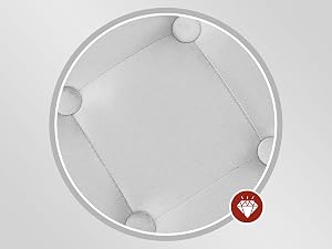 Primer plano de tela texturizada de color gris claro con costuras en forma de diamante y cuatro mechones circulares en las esquinas, con detalles de tapicería