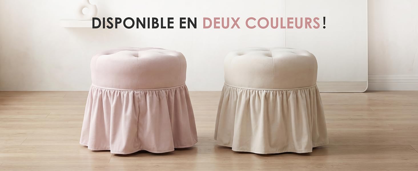 Le texte indique « DISPONIBLE EN DEUX COULEURS ! ». Deux tabourets ottomans ronds avec un motif de jupe volantée exposés côte à côte dans des couleurs rose et crème sur du parquet.