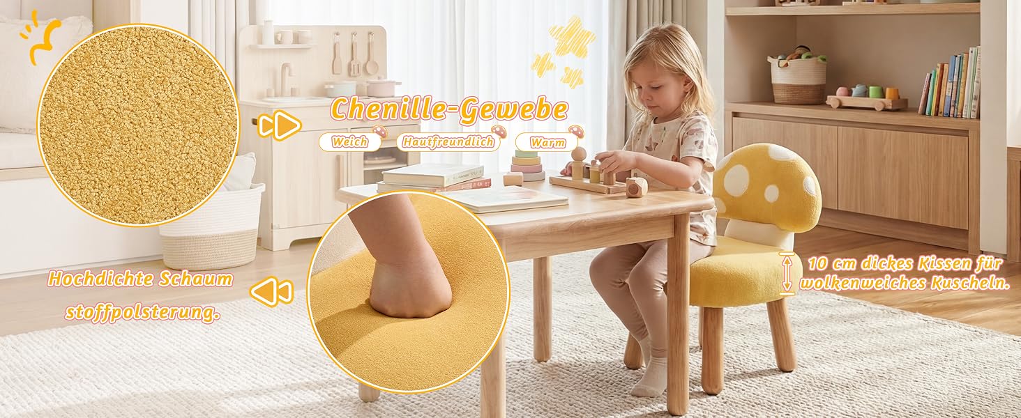 Das lichtdurchflutete Zimmer verfügt über einen Teppichboden mit verstreuten Spielzeugen und Möbeln. Warmes goldenes Licht sorgt für eine gemütliche Atmosphäre.