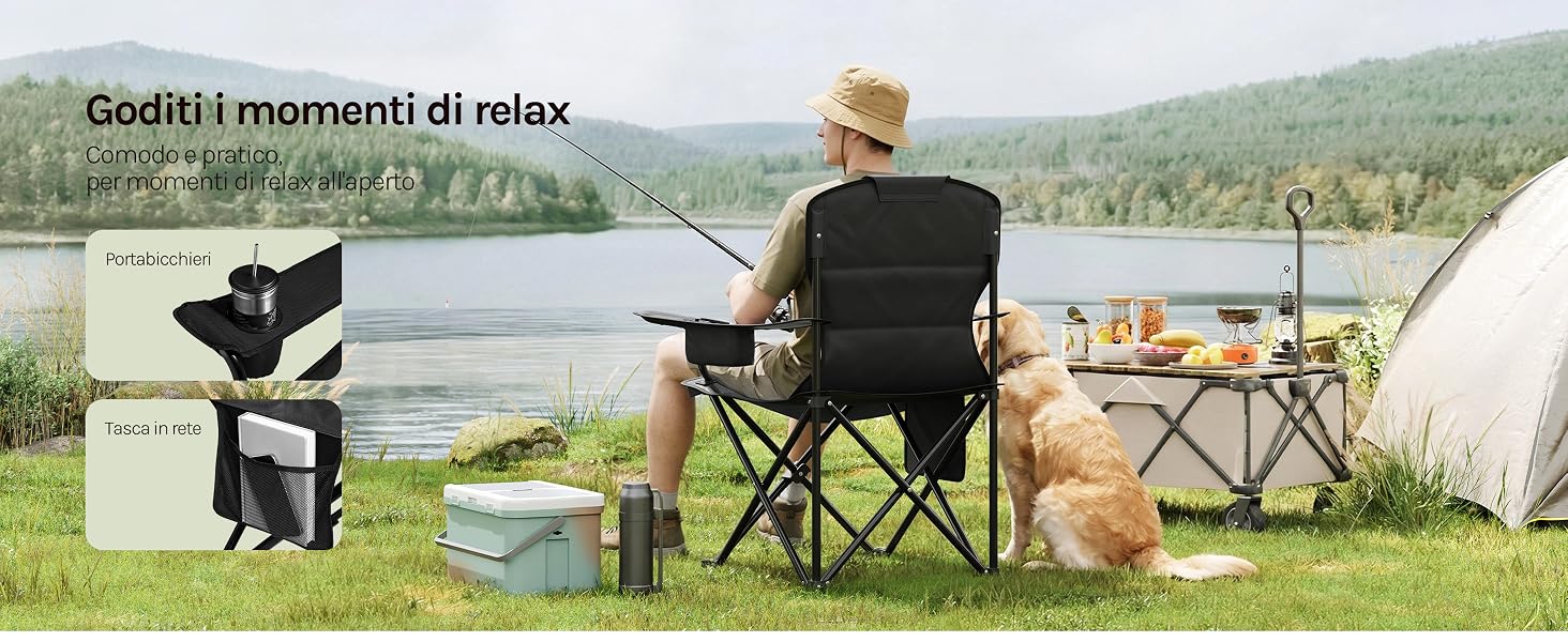Il testo recita «Goditi i momenti di relax». Scena da campeggio all'aperto con sedie pieghevoli e tavolo sistemati in un paesaggio naturale con vista sulle montagne.