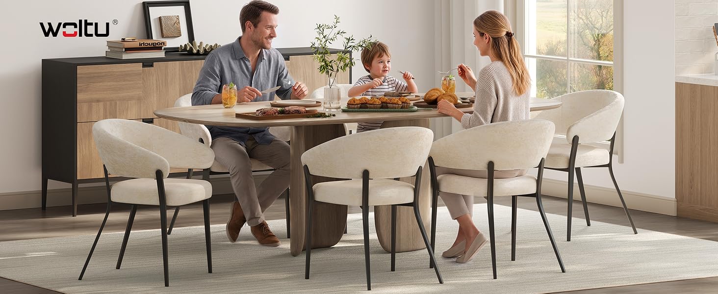 Le texte indique « WERU ». Salle à manger moderne avec table blanche, chaises rembourrées grises, couverts et art mural abstrait visible en arrière-plan.